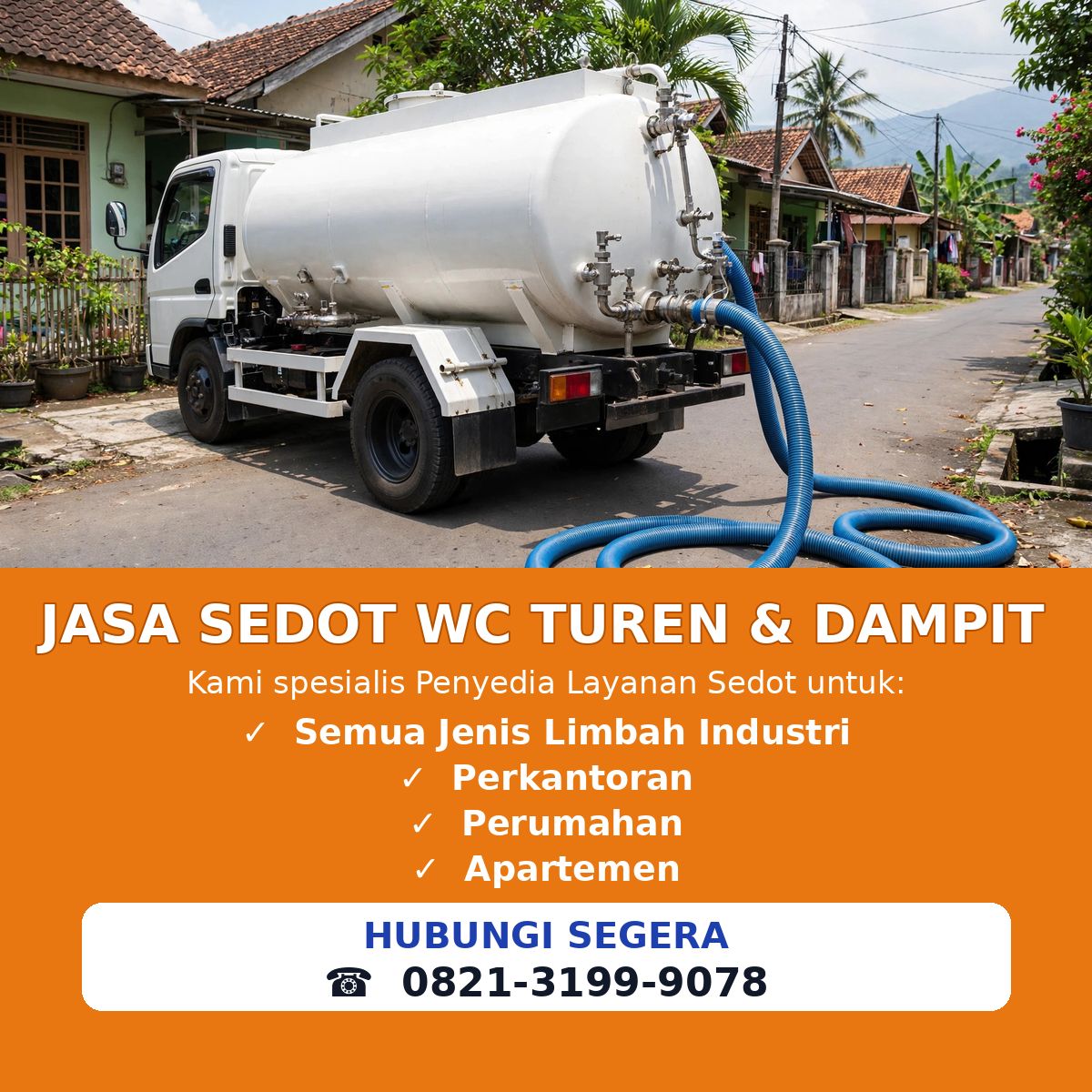 Truk tangki sedot WC putih dengan selang vakum biru terhubung di katup belakang tangki melayani rumah di Turen dan Dampit, Malang selatan
