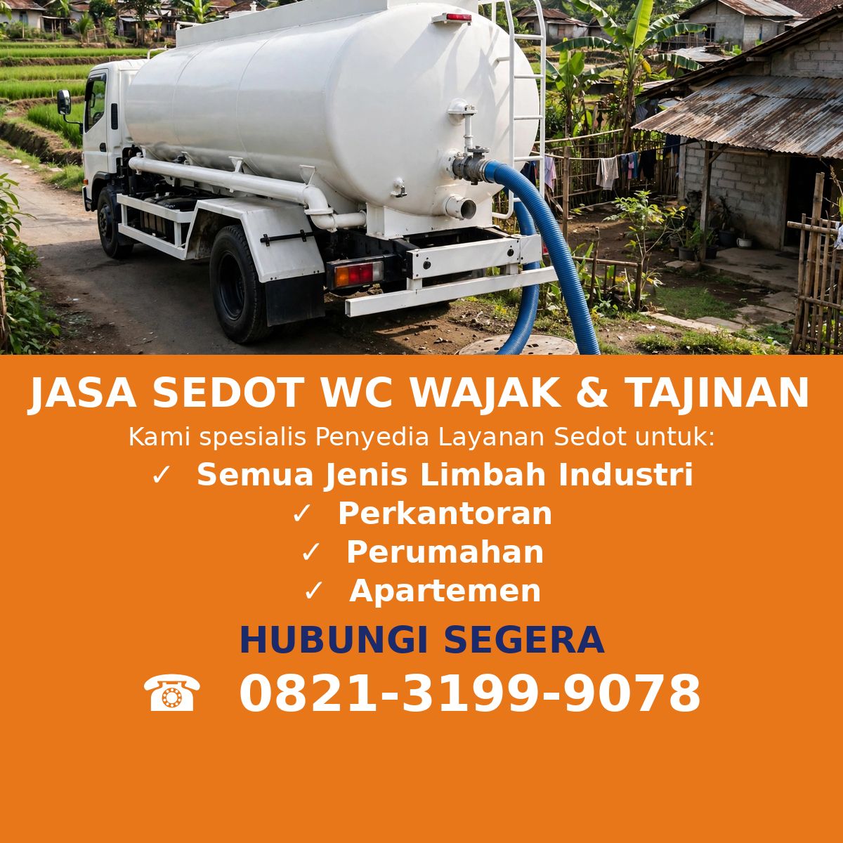 Truk tangki sedot WC putih dengan selang vakum biru terhubung di katup belakang tangki melayani rumah di Wajak dan Tajinan, Malang timur