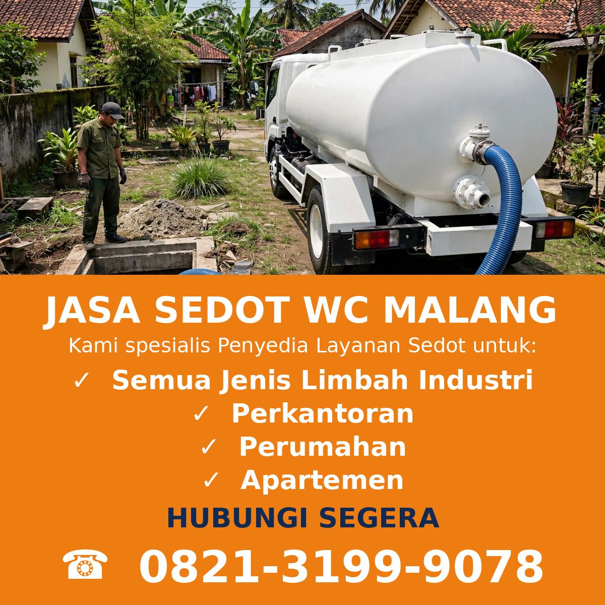 Truk tangki sedot WC putih dengan selang vakum biru terhubung di katup belakang tangki dan teknisi memeriksa lubang septic tank di halaman rumah di Malang